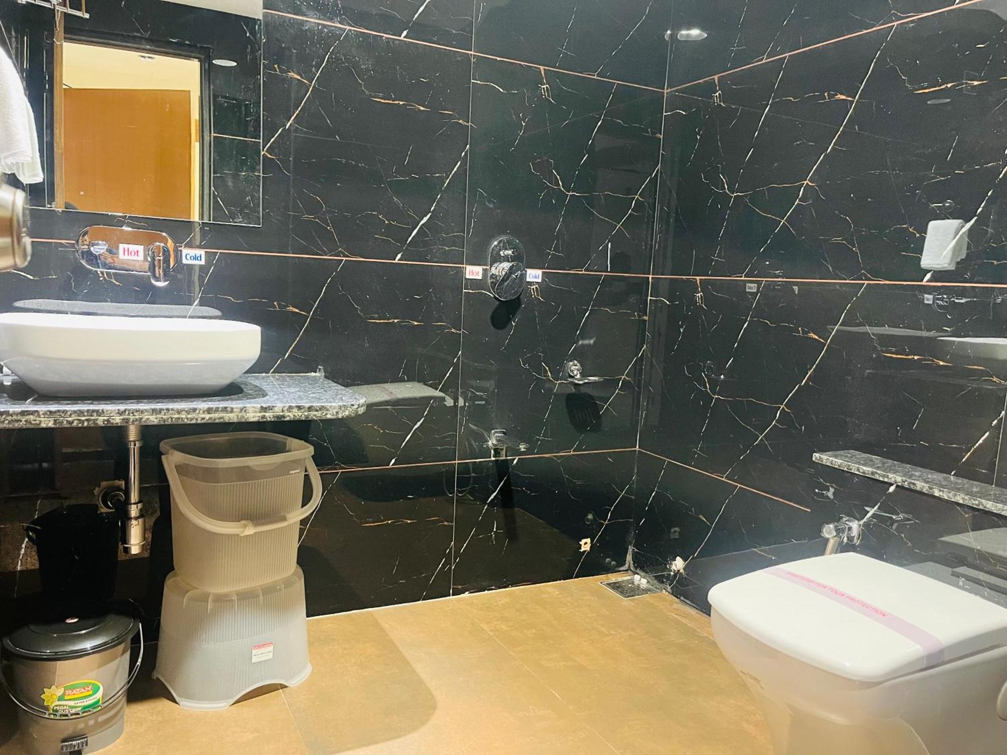 Hotel Royal Empire Gandhinagar Exterior foto